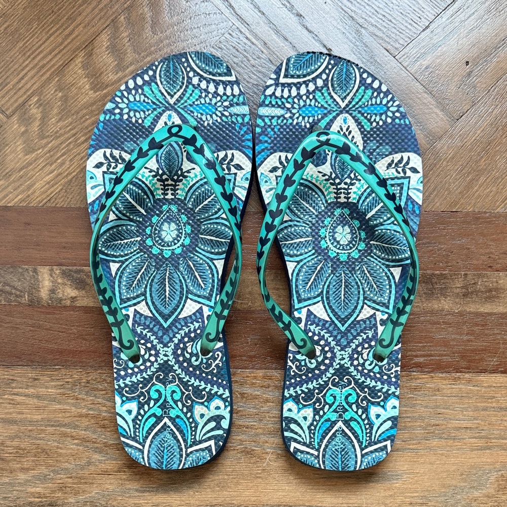 Vera Bradley Blue and Teal Patterned Flip Flops Sz 8